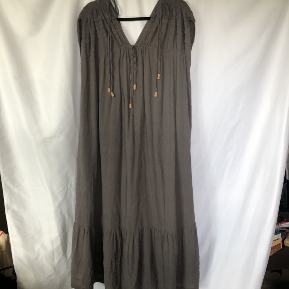 FREE PEOPLE In the Mood For This Midi Medium Blacksand Dress. Dolman sleeves.